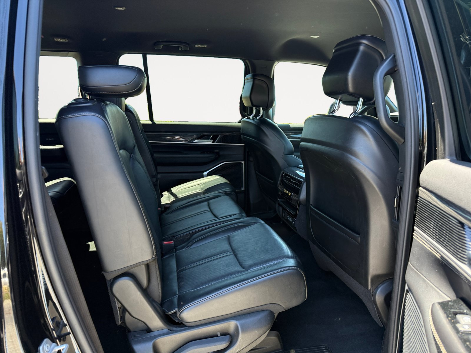 Used 2022 Jeep Wagoneer Series III AWD/4WD image 18