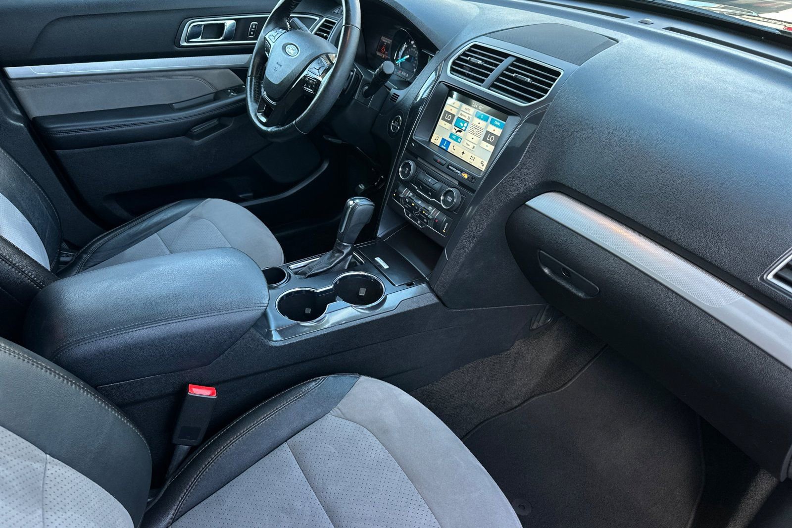 Used 2017 Ford Explorer XLT w/ Equipment Group 202A image 15