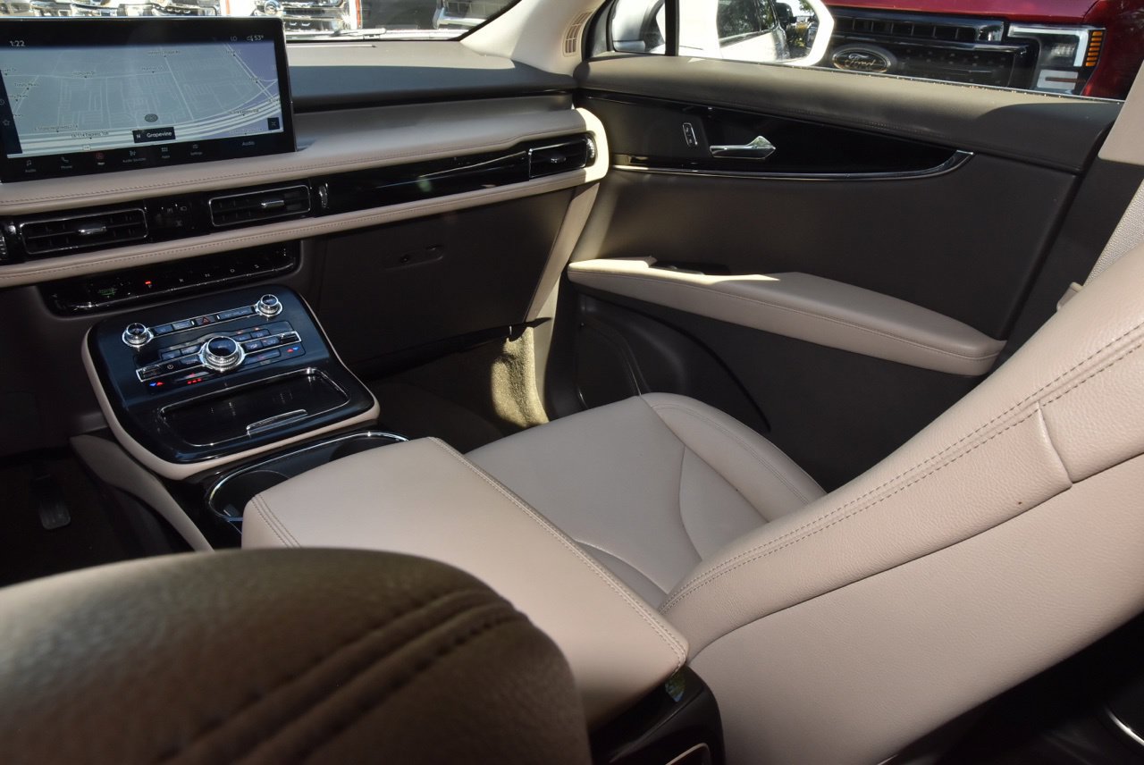 Used 2022 Lincoln Nautilus FWD w/ Premium Package image 17