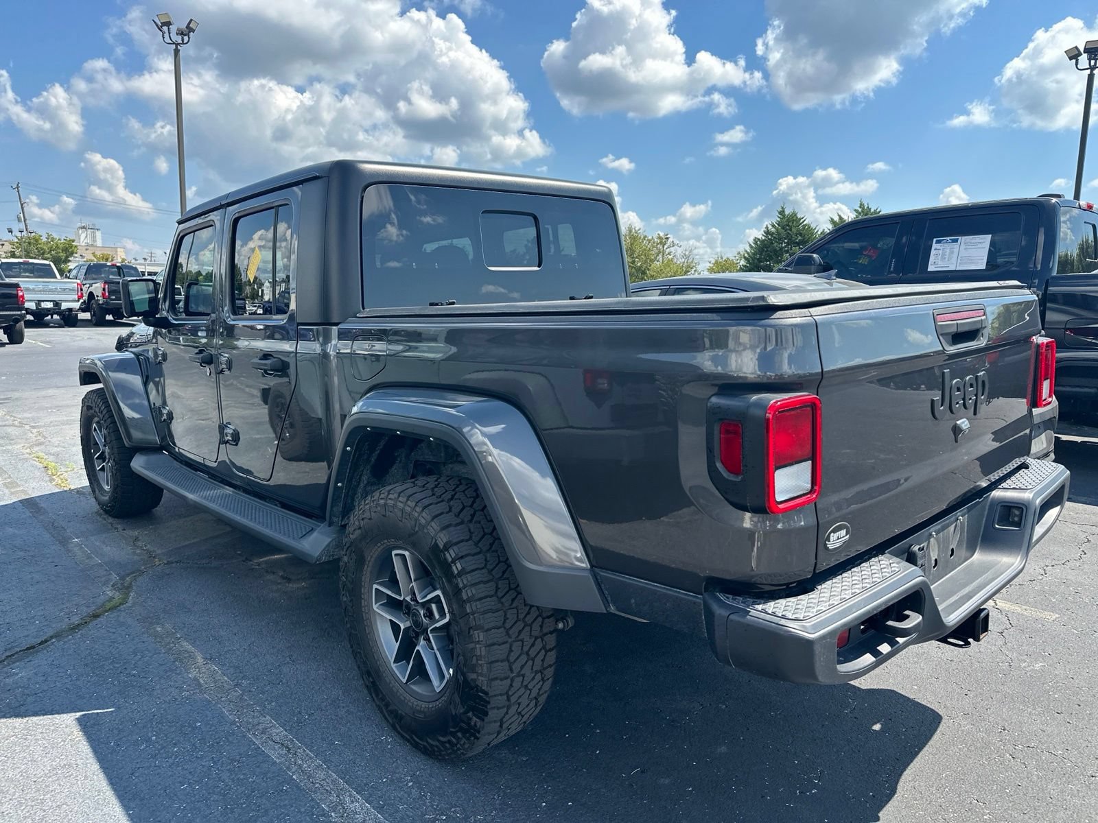 Used 2023 Jeep Gladiator Sport AWD/4WD image 5