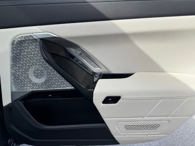 Used 2023 BMW 760i xDrive image 29