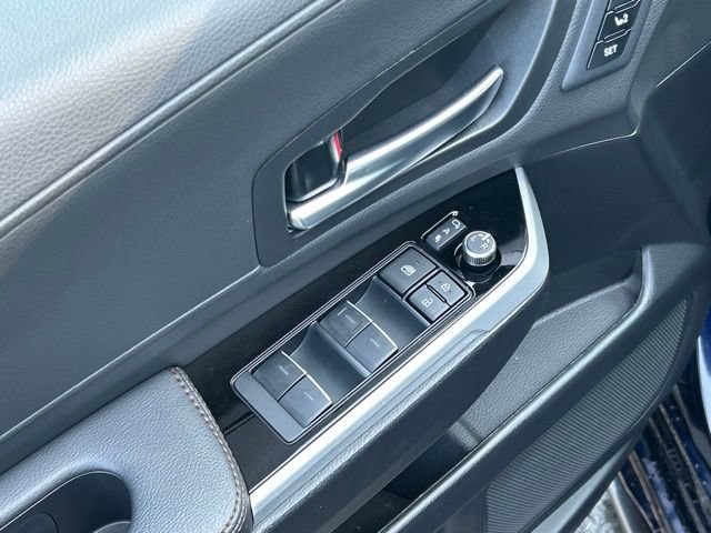 Used 2025 Toyota Sienna Platinum AWD/4WD image 18
