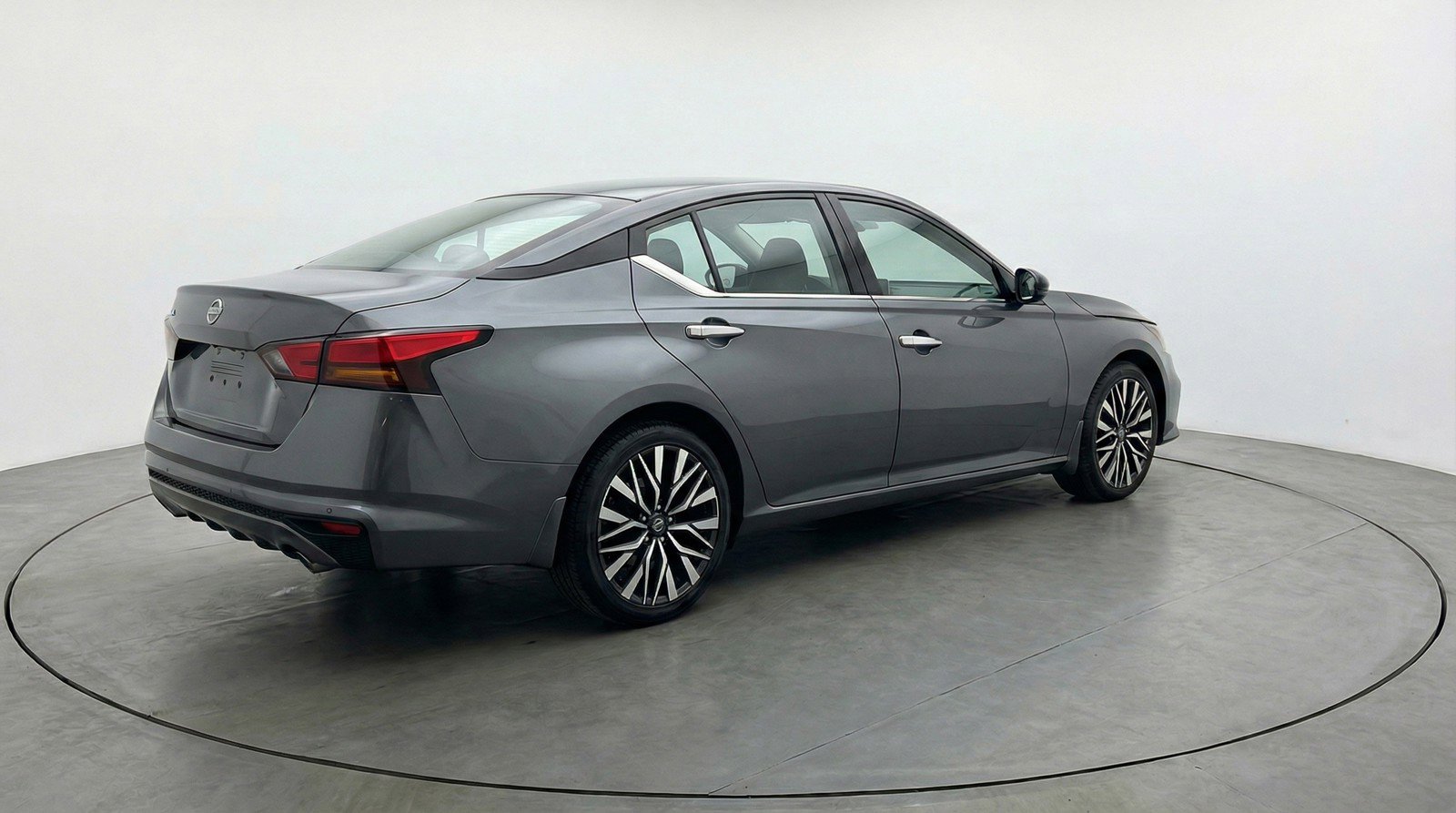Used 2025 Nissan Altima 2.5 SV FWD image 9