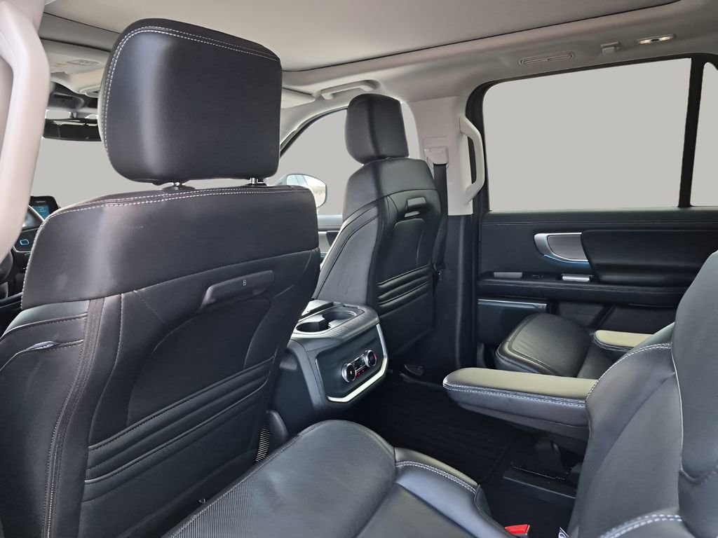 Used 2025 Ford Expedition Platinum image 18