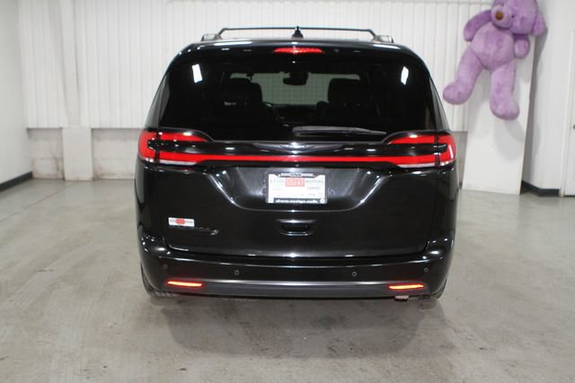Used 2021 Chrysler Pacifica Touring-L w/ Uconnect Theater Family Group FWD image 46