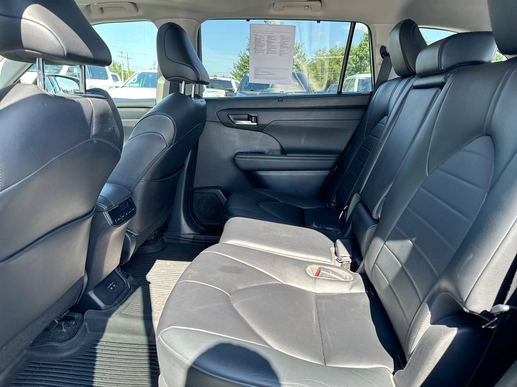 Used 2023 Toyota Highlander XLE AWD/4WD image 23