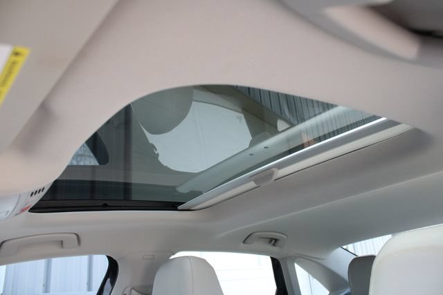 Used 2024 Volkswagen Jetta SE w/ Panoramic Sunroof Package FWD image 5