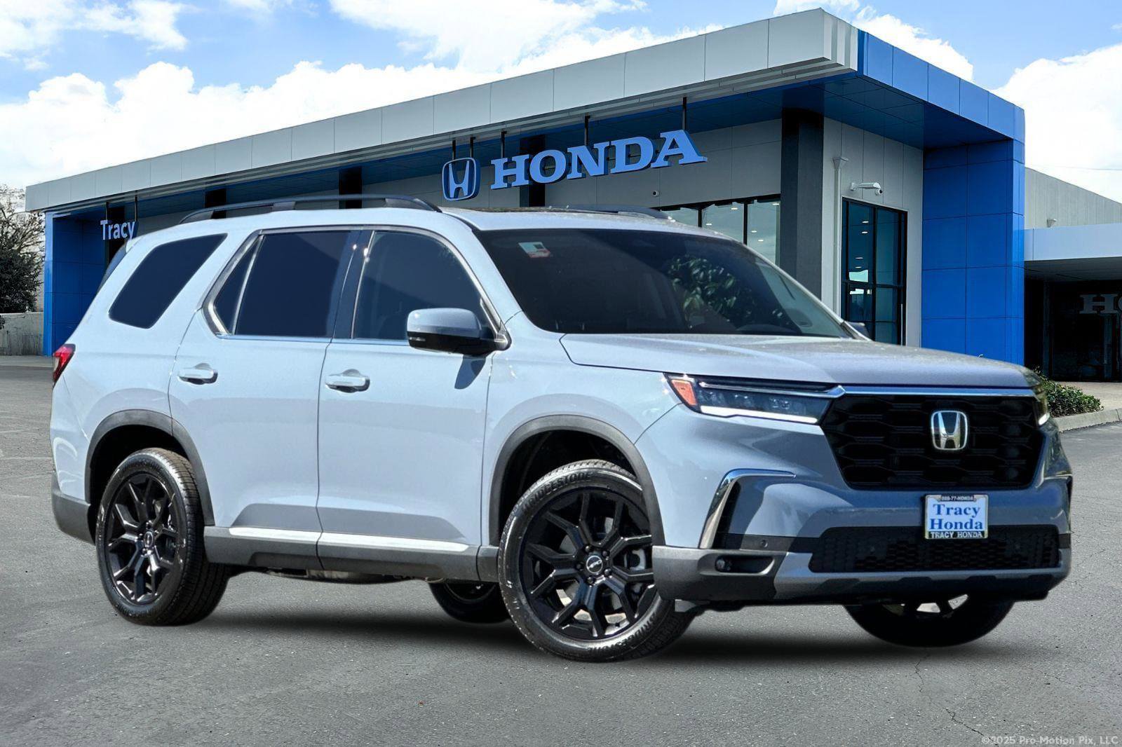 New 2025 Honda Pilot Touring image 1