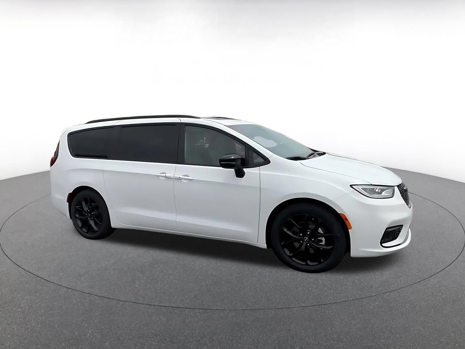 Used 2025 Chrysler Pacifica Limited FWD image 2