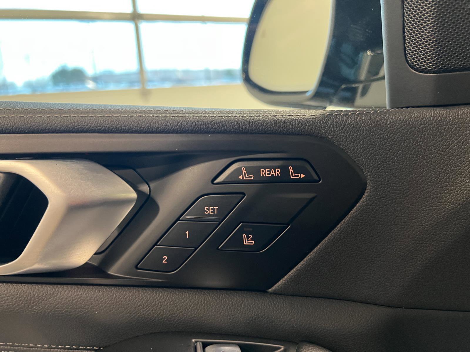 Used 2022 BMW X7 xDrive40i w/ Premium Package image 27