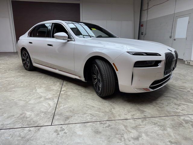 Used 2025 BMW i7 eDrive50 w/ Premium Package image 7