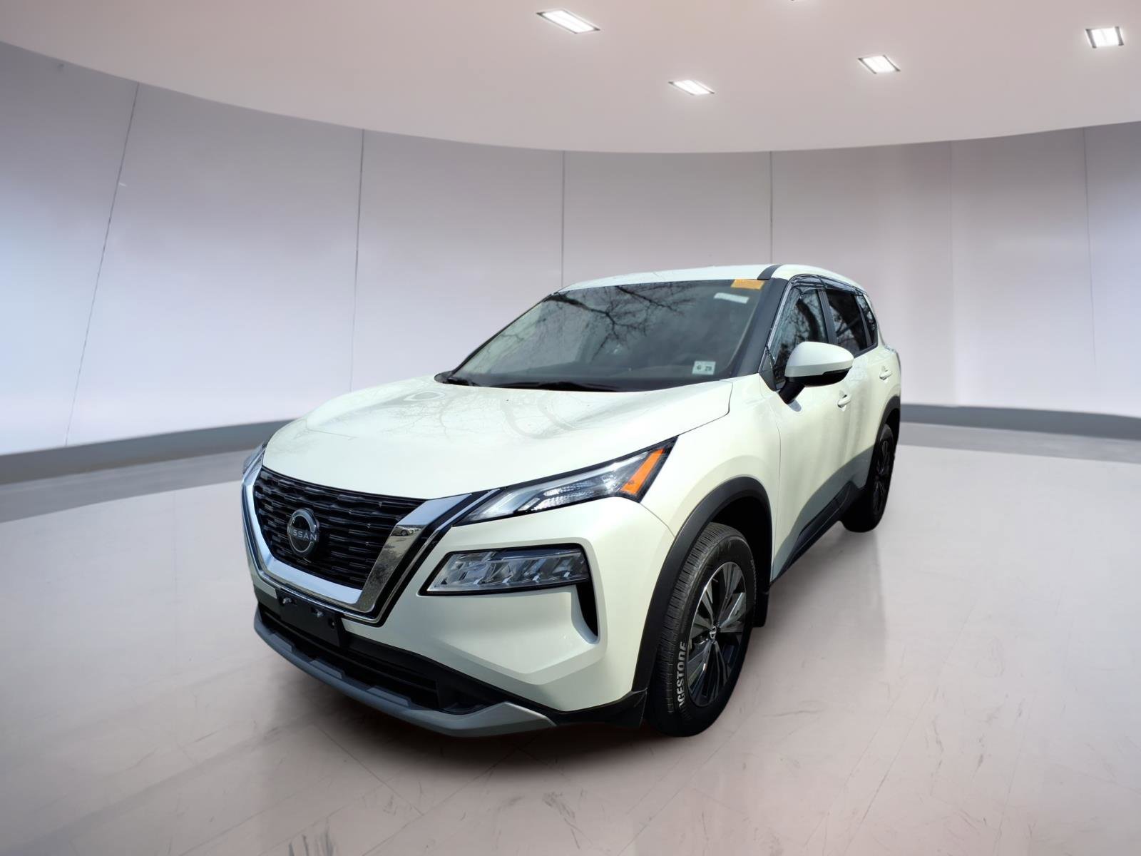 Used 2023 Nissan Rogue SV image 2