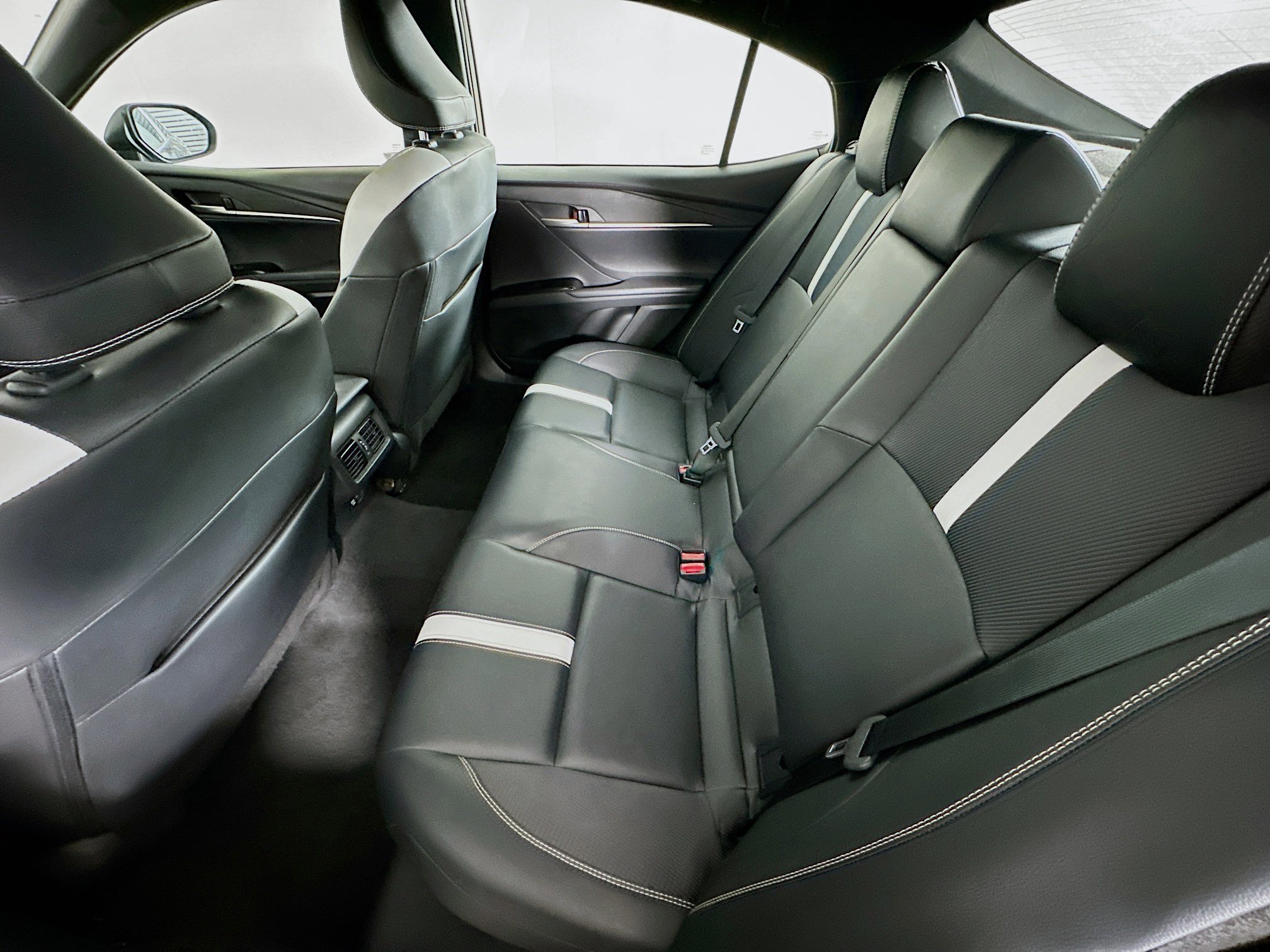 Used 2025 Toyota Camry SE image 28