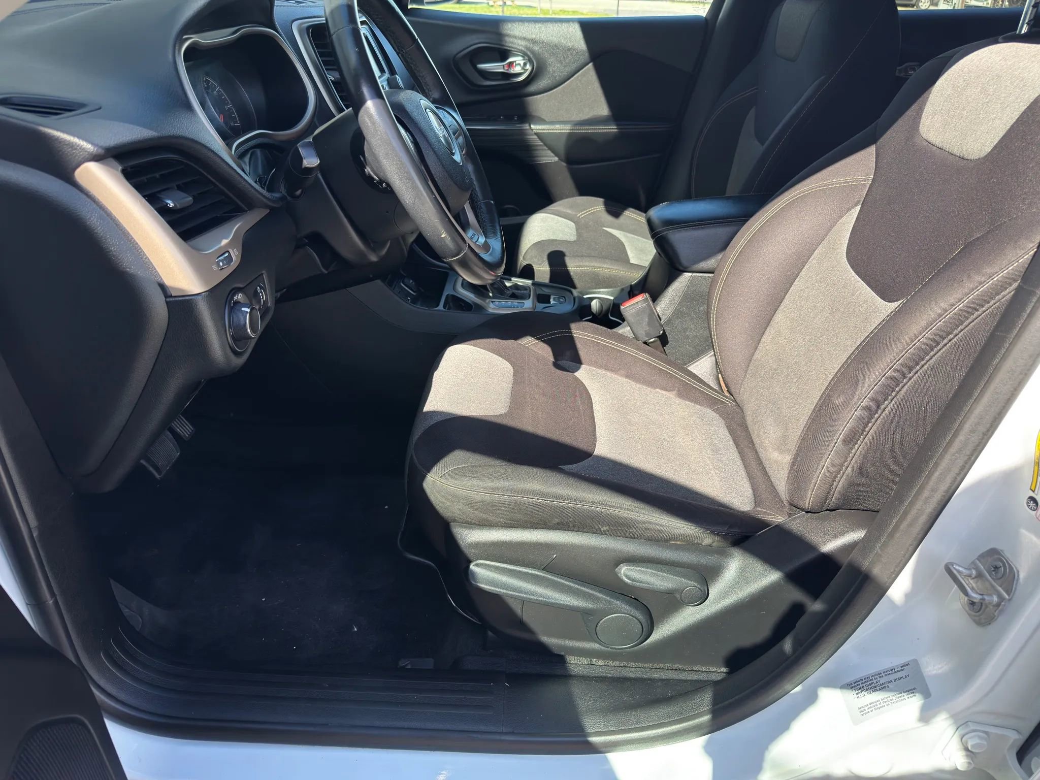 Used 2015 Jeep Cherokee Sport FWD image 5
