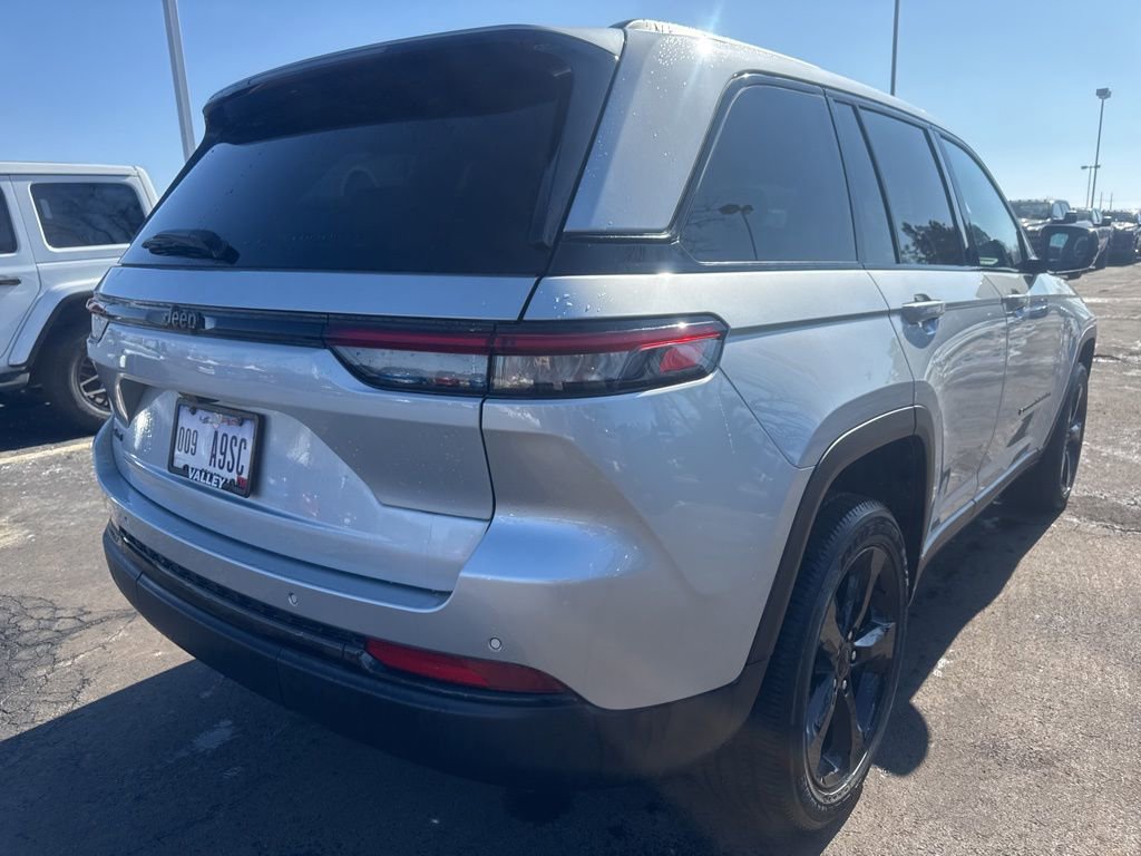 Used 2024 Jeep Grand Cherokee Altitude image 3