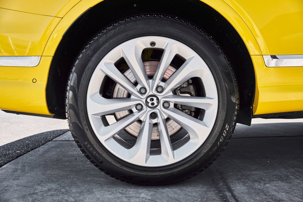 Used 2023 Bentley Bentayga AWD/4WD image 18