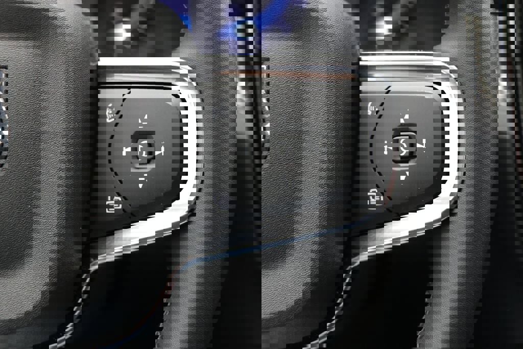 Used 2025 Volvo XC40 B5 Plus image 24