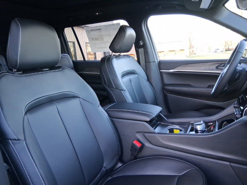 New 2025 Jeep Grand Cherokee L Limited w/ Trailer Tow Package image 18