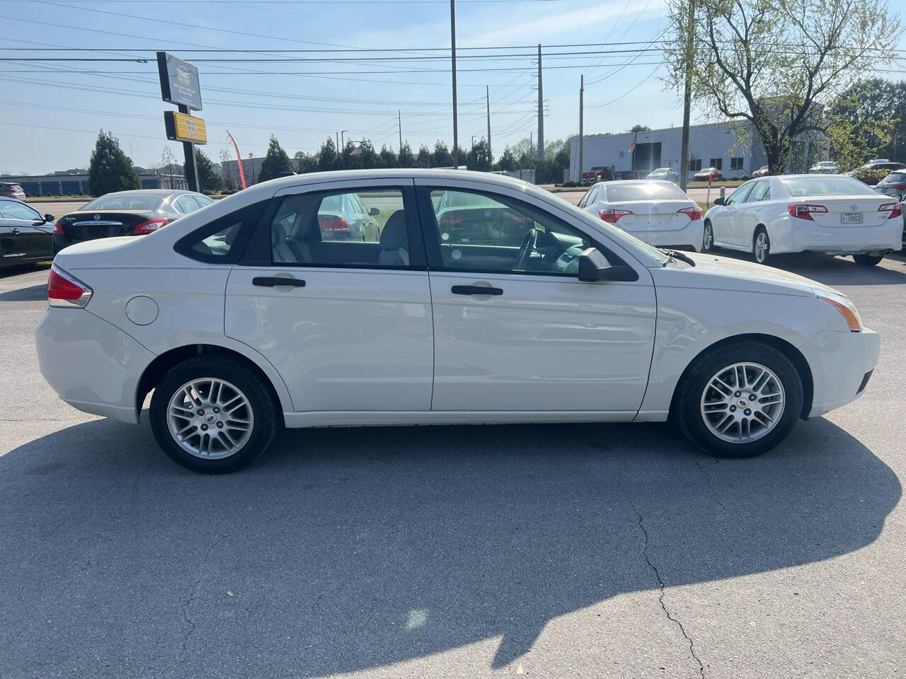 Used 2010 Ford Focus SE FWD image 5