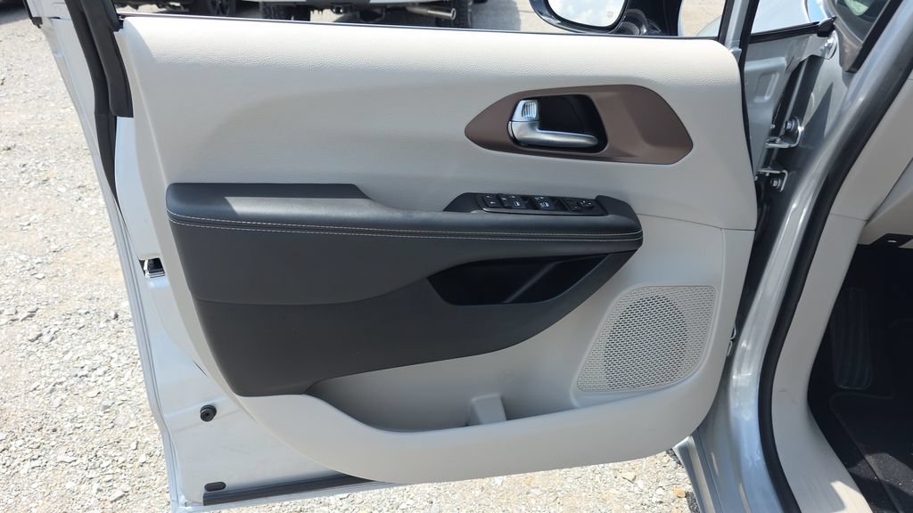 Used 2024 Chrysler Voyager LX FWD image 11