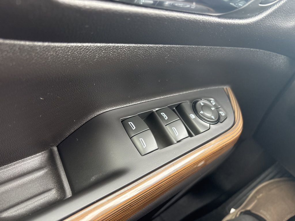 Used 2023 GMC Acadia SLE image 7