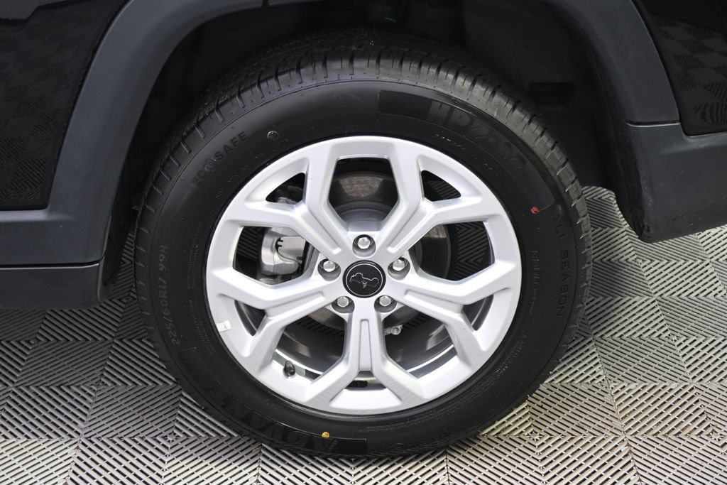 Used 2025 Jeep Compass Latitude w/ Sun & Sound Group AWD/4WD image 18