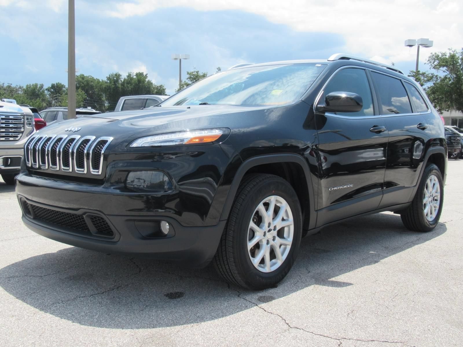 Used 2015 Jeep Cherokee Latitude w/ Cold Weather Group AWD/4WD image 3