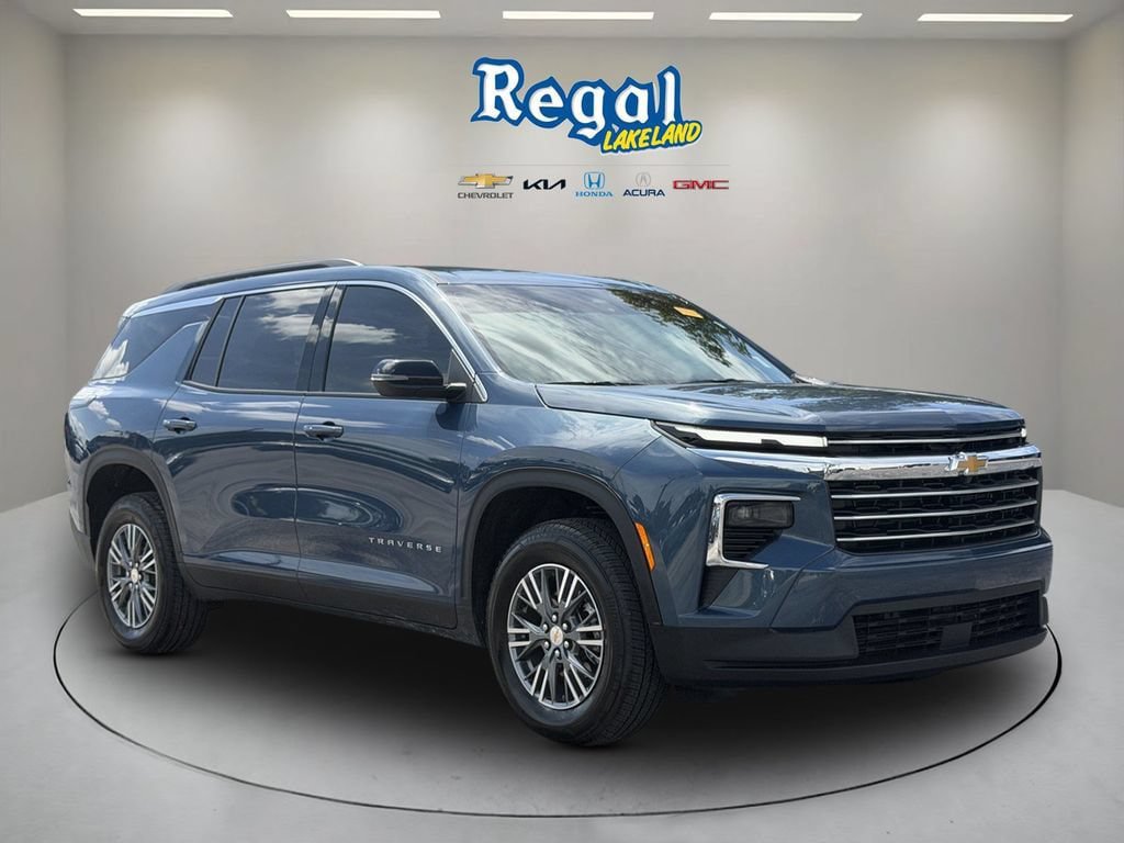 Used 2026 Chevrolet Traverse LT FWD image 1