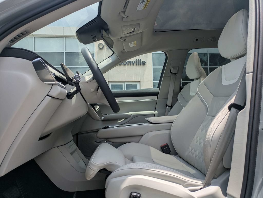 Certified 2025 Volvo EX90 Ultra AWD/4WD image 2
