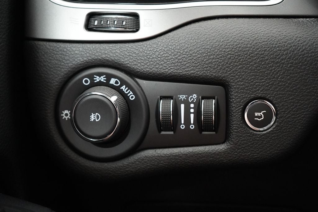 Used 2019 Jeep Cherokee Limited w/ Luxury Group AWD/4WD image 32