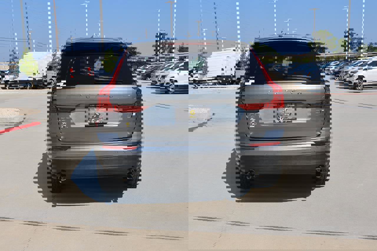 Used 2018 Volvo XC60 T5 Momentum w/ Convenience Package image 4