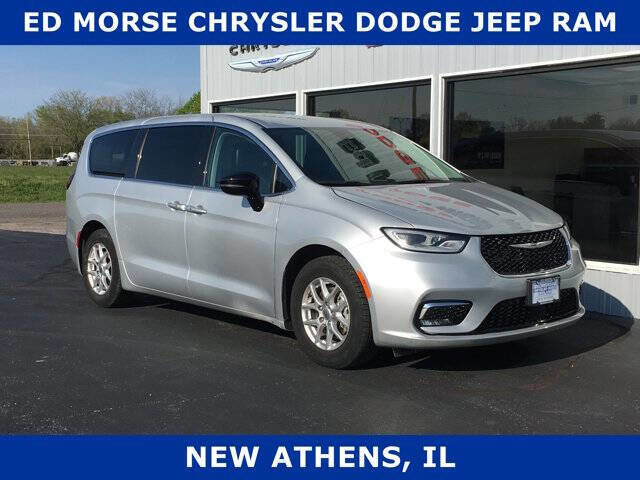 Used 2024 Chrysler Pacifica Touring-L FWD image 1