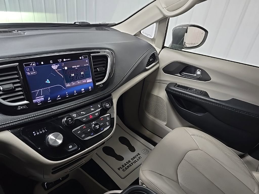 Used 2021 Chrysler Pacifica Touring-L image 26
