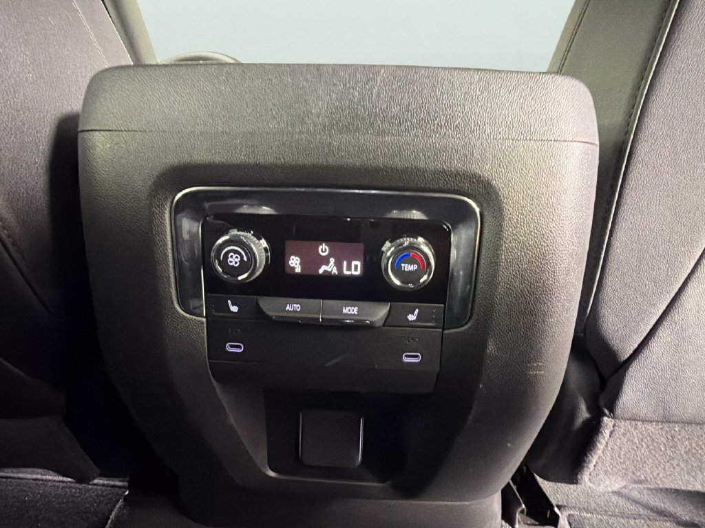 Used 2026 Chevrolet Suburban Premier AWD/4WD image 28