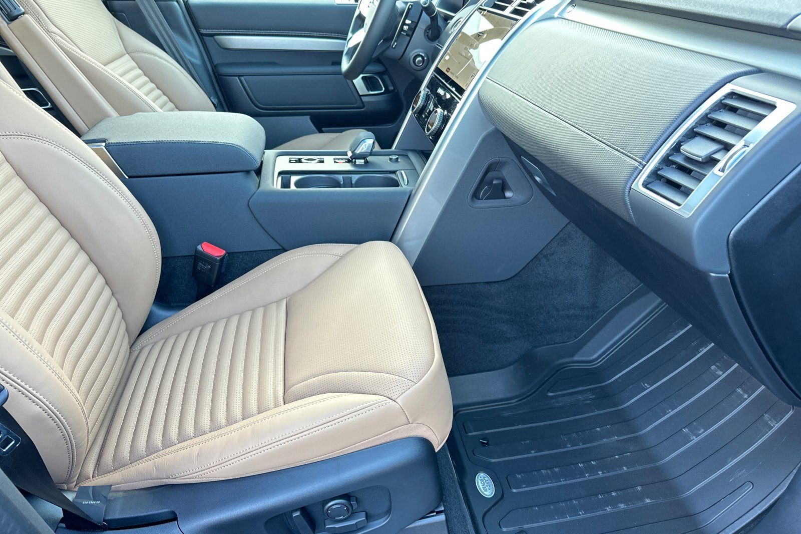 New 2025 Land Rover Discovery Dynamic SE image 14