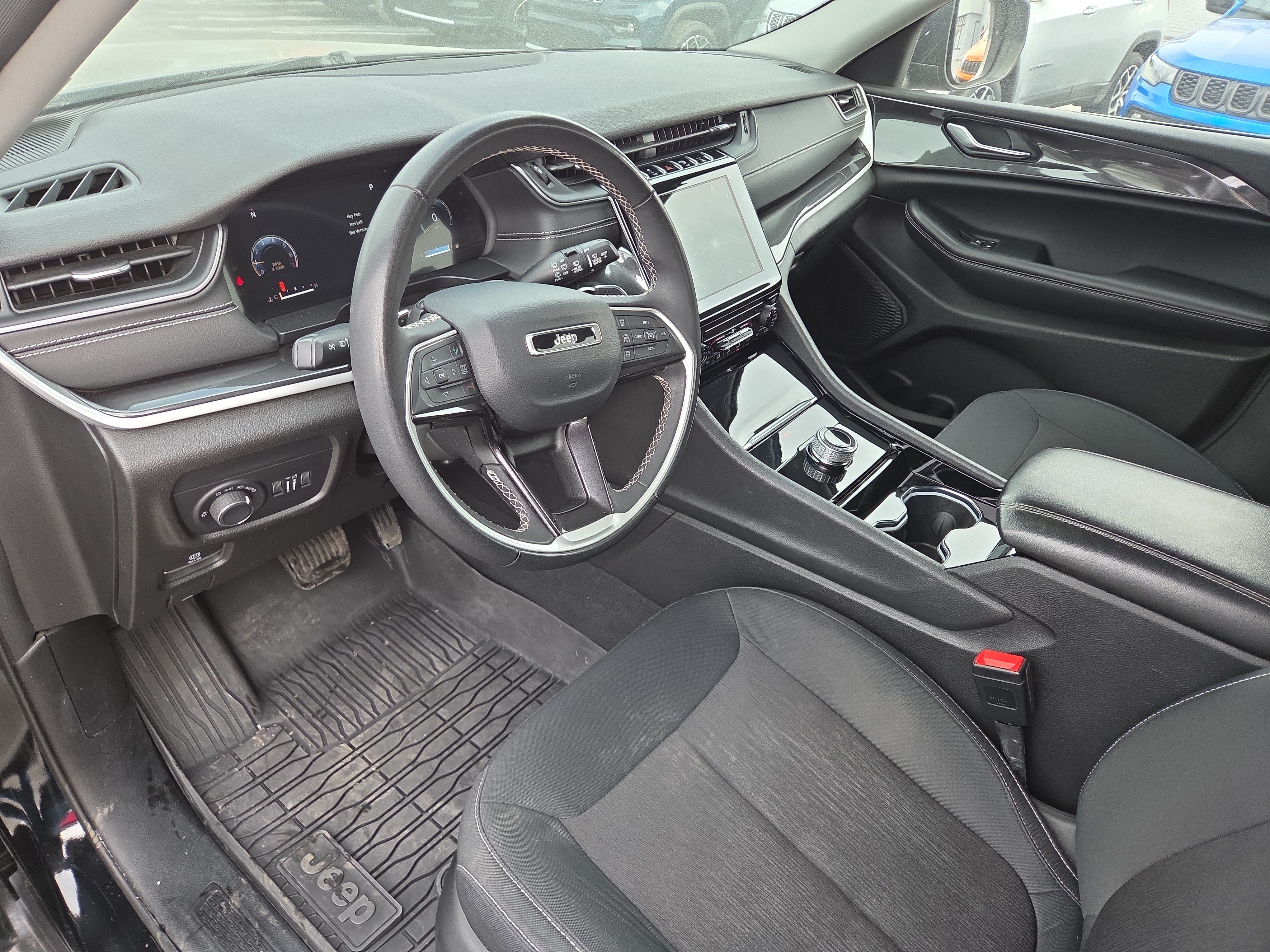 Used 2023 Jeep Grand Cherokee Laredo AWD/4WD image 16