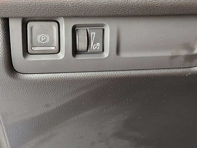 Used 2025 Cadillac XT4 Premium Luxury FWD image 21