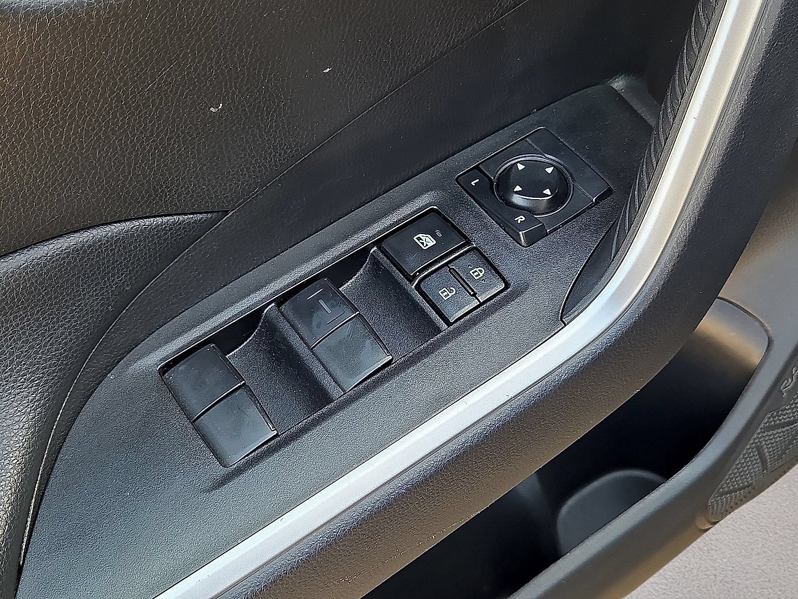Used 2025 Toyota RAV4 LE AWD/4WD image 21