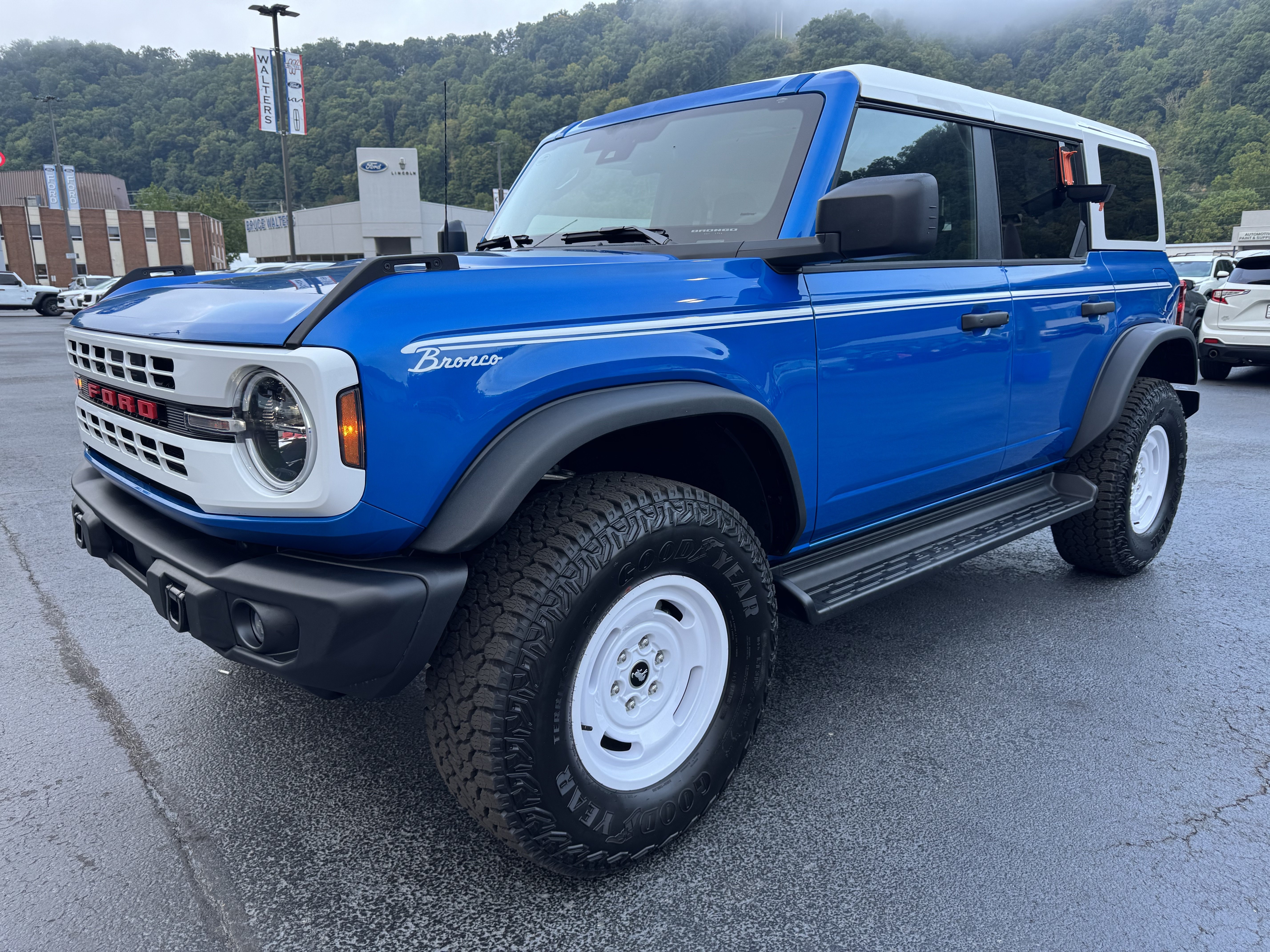 Used 2026 Ford Bronco Heritage Edition AWD/4WD image 3