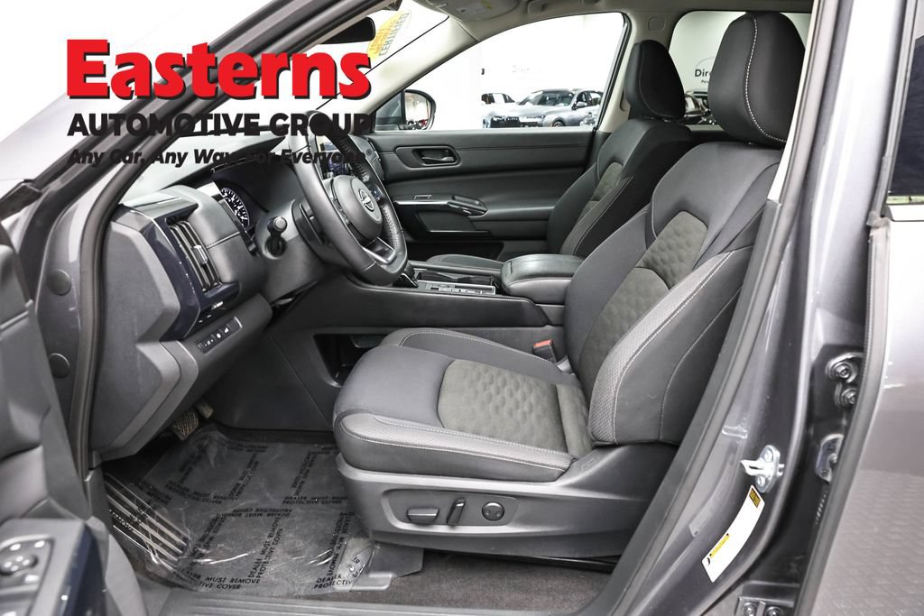 Used 2025 Nissan Pathfinder SV FWD image 14