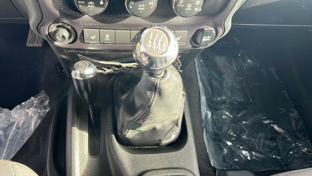 Used 2017 Jeep Wrangler Unlimited Sahara w/ Connectivity Group image 33