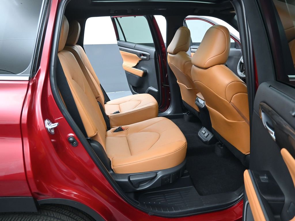 Certified 2025 Toyota Highlander LE image 38