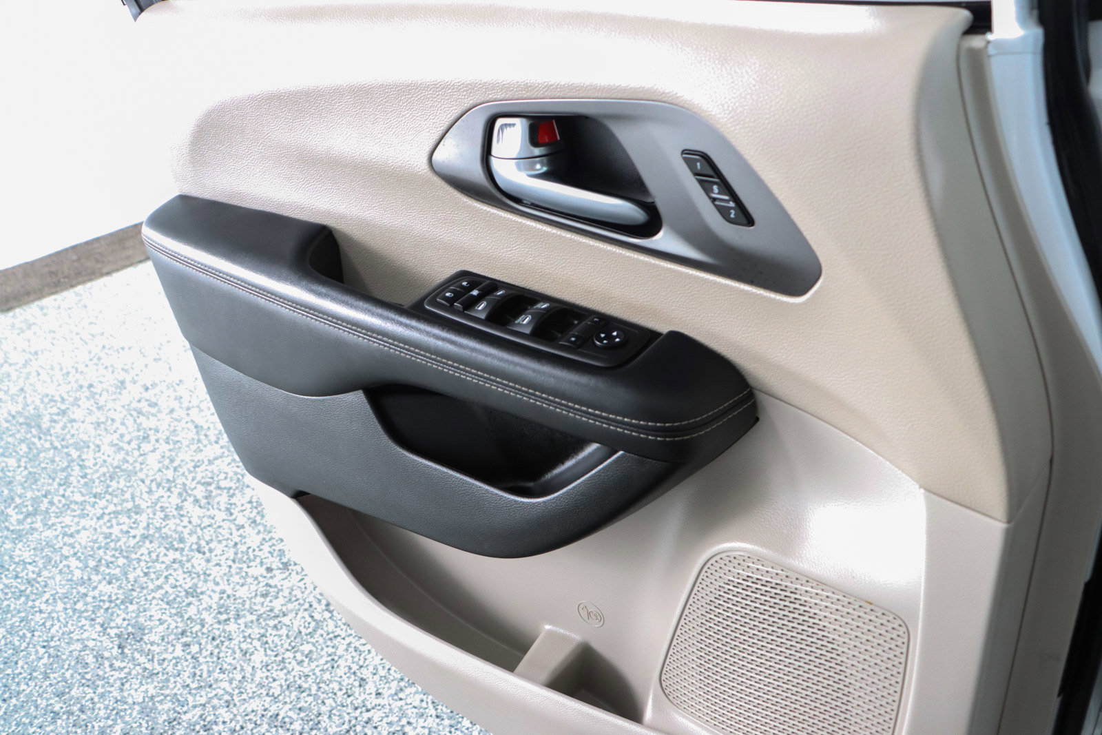 Used 2024 Chrysler Pacifica Touring-L image 21