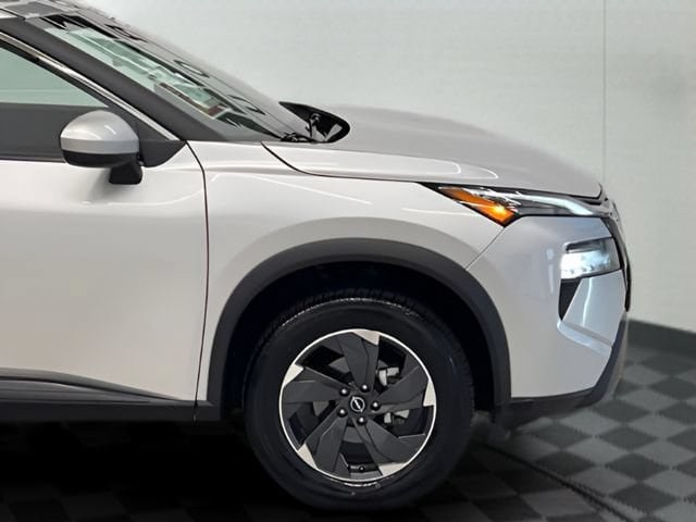 Used 2025 Nissan Rogue SV AWD/4WD image 7