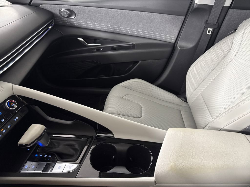 Used 2025 Hyundai Elantra Limited FWD image 21