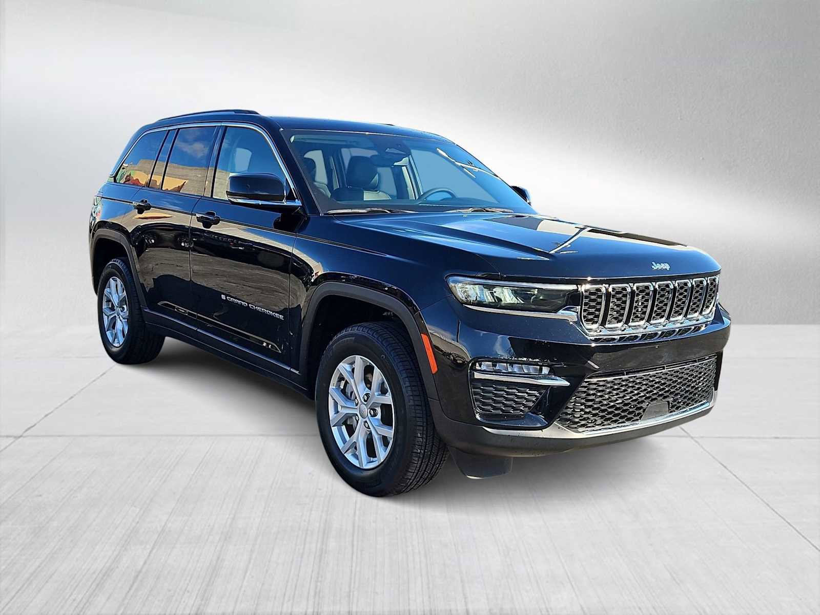 Used 2023 Jeep Grand Cherokee Limited image 2
