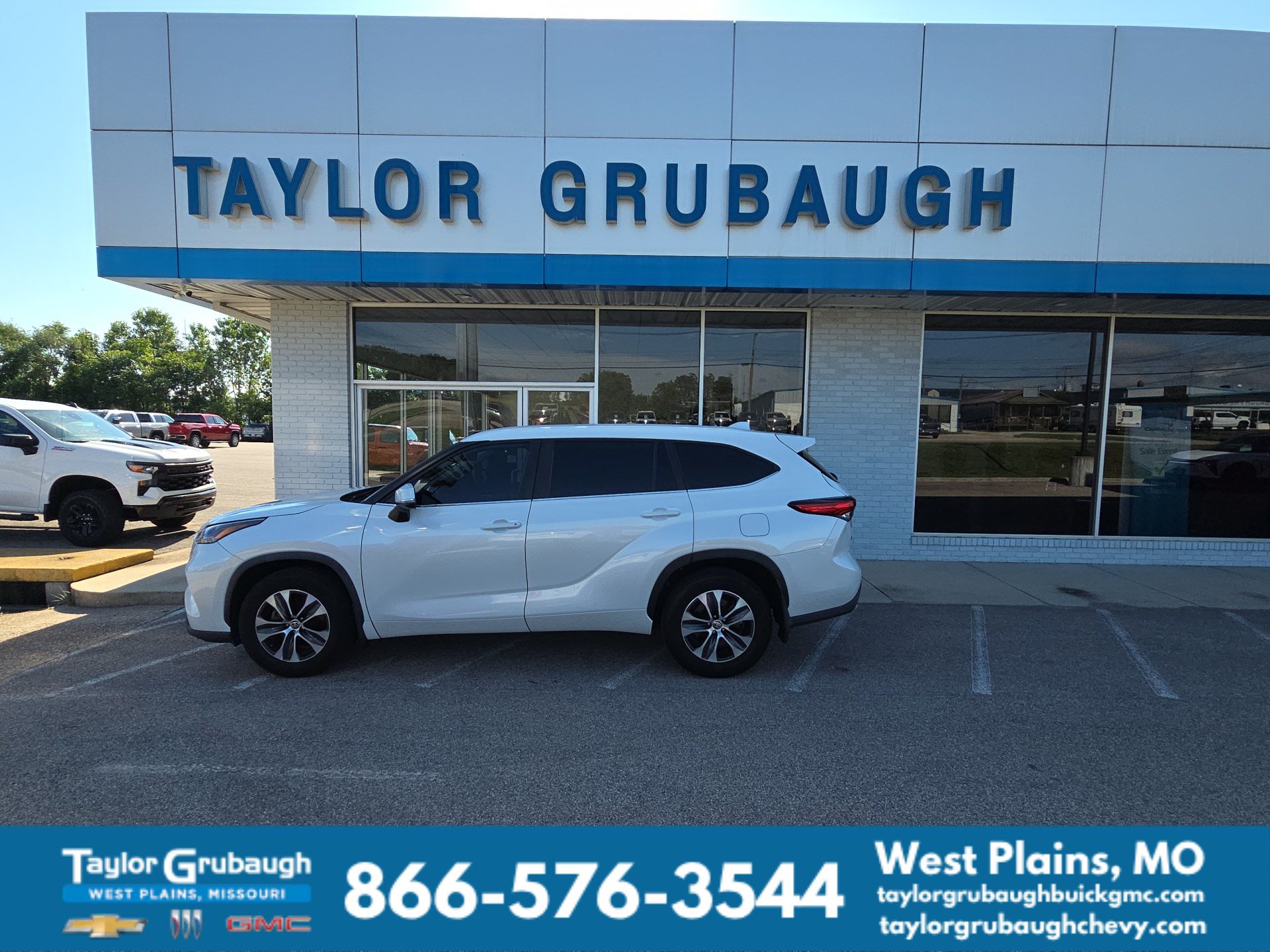 Used 2023 Toyota Highlander XLE AWD/4WD image 1
