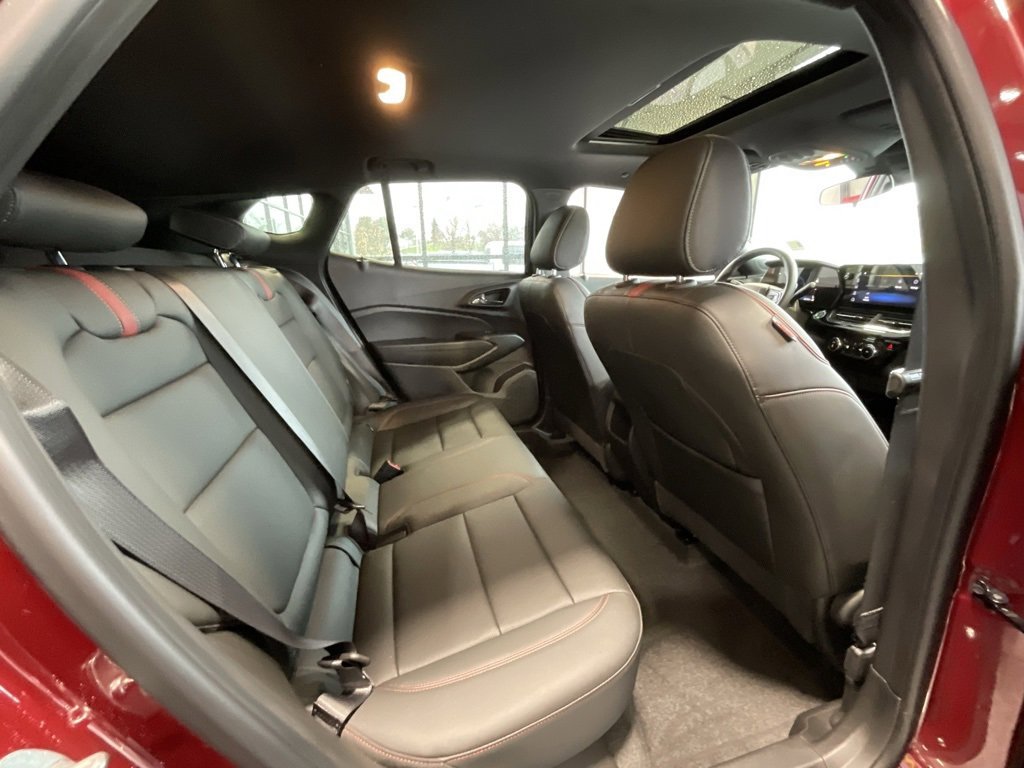 Used 2025 Chevrolet Trax RS w/ Sunroof Package image 19