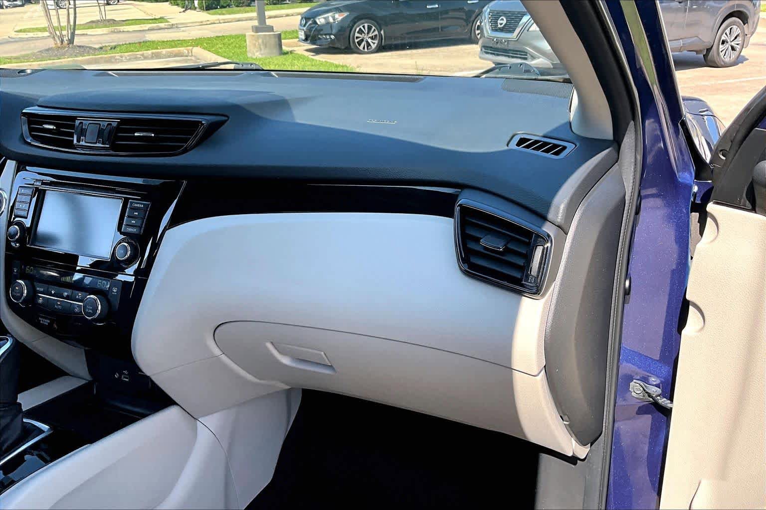 Certified 2022 Nissan Rogue Sport SV FWD image 17
