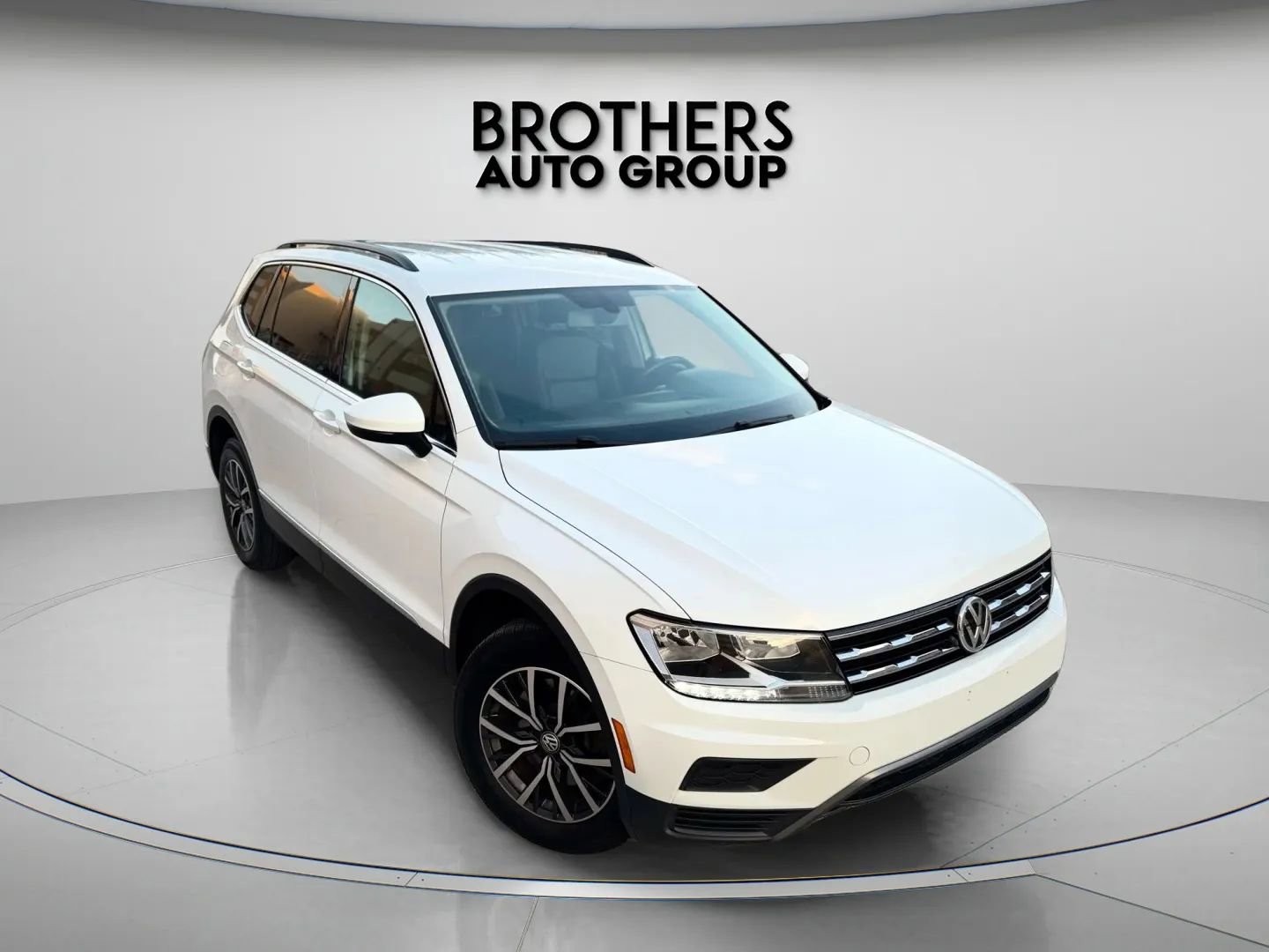Used 2020 Volkswagen Tiguan SEL image 1